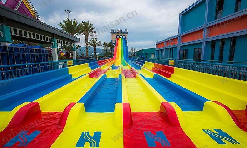 浙江宁波大目湾阿拉的海水上乐园竞赛滑道