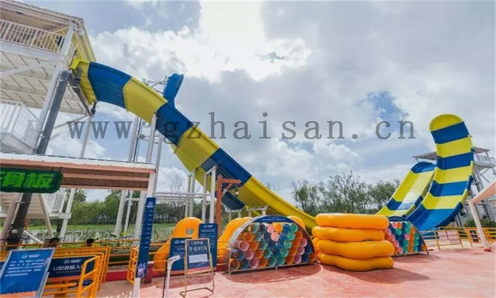 水上儿童游乐设备的价格是否与材料有关？