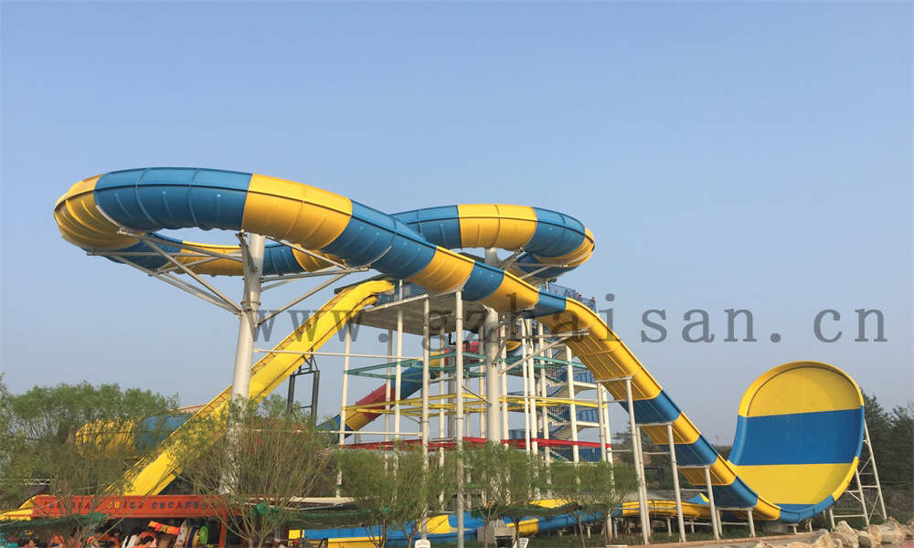 水上滑梯建在游轮上，如此梦幻般的水上乐园！